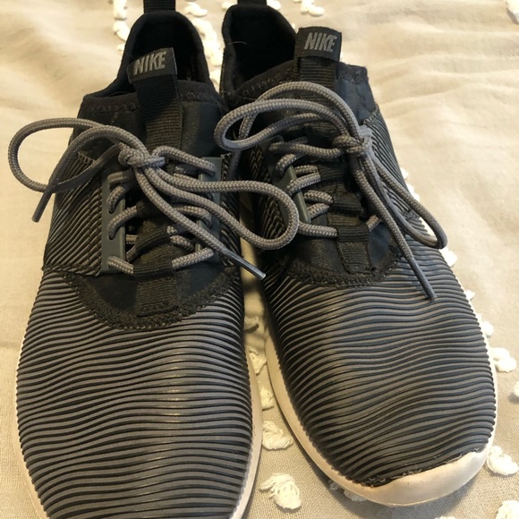 Nike gym shoes - Picture 2 of 2